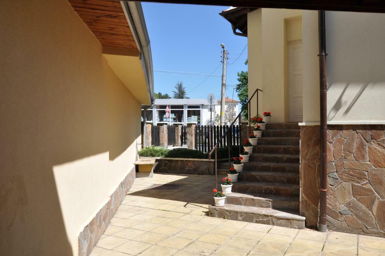 Къща За Гости Ирис Kyustendil Exterior foto